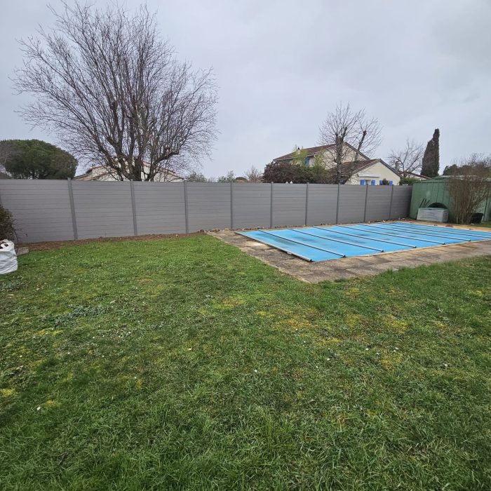 Intervention de L'écureuil du Jardin dans l'entretien et l'aménagement extérieur : nettoyage de façade, pose de clôture, aménagement paysager, élagage, et autres services professionnels pour vos espaces extérieurs à Pibrac.