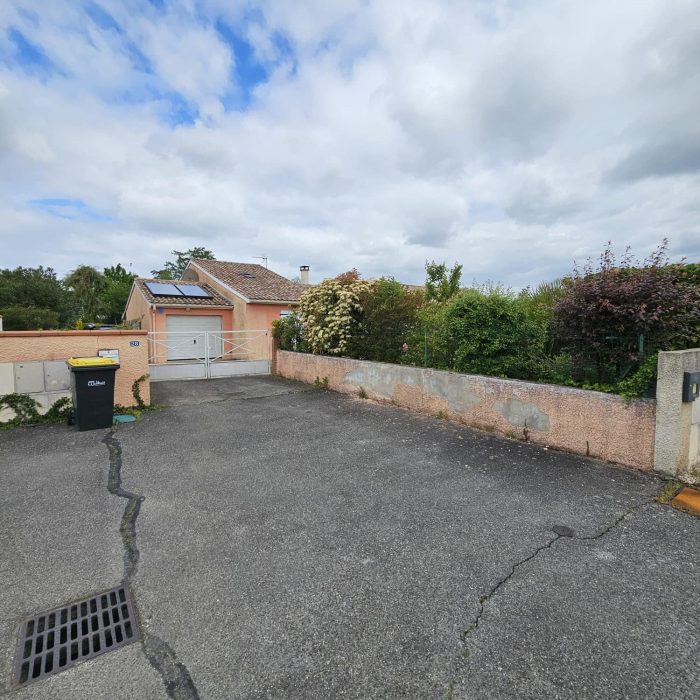 Intervention de L'écureuil du Jardin dans l'entretien et l'aménagement extérieur : nettoyage de façade, pose de clôture, aménagement paysager, élagage, et autres services professionnels pour vos espaces extérieurs à Pibrac.