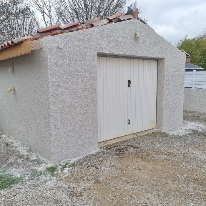 Intervention de L'écureuil du Jardin dans l'entretien et l'aménagement extérieur : nettoyage de façade, pose de clôture, aménagement paysager, élagage, et autres services professionnels pour vos espaces extérieurs à Pibrac.