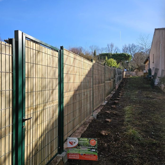 Intervention de L'écureuil du Jardin dans l'entretien et l'aménagement extérieur : nettoyage de façade, pose de clôture, aménagement paysager, élagage, et autres services professionnels pour vos espaces extérieurs à Pibrac.