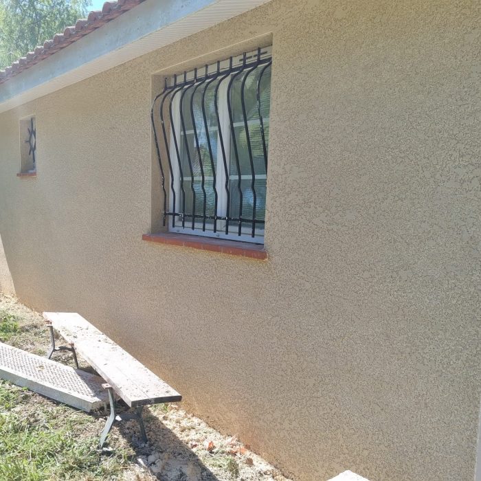 Intervention de L'écureuil du Jardin dans l'entretien et l'aménagement extérieur : nettoyage de façade, pose de clôture, aménagement paysager, élagage, et autres services professionnels pour vos espaces extérieurs à Pibrac.