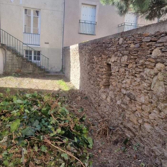 Intervention de L'écureuil du Jardin dans l'entretien et l'aménagement extérieur : nettoyage de façade, pose de clôture, aménagement paysager, élagage, et autres services professionnels pour vos espaces extérieurs à Pibrac.