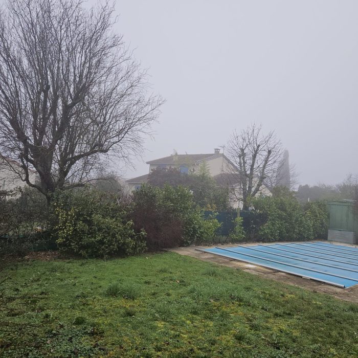 Intervention de L'écureuil du Jardin dans l'entretien et l'aménagement extérieur : nettoyage de façade, pose de clôture, aménagement paysager, élagage, et autres services professionnels pour vos espaces extérieurs à Pibrac.