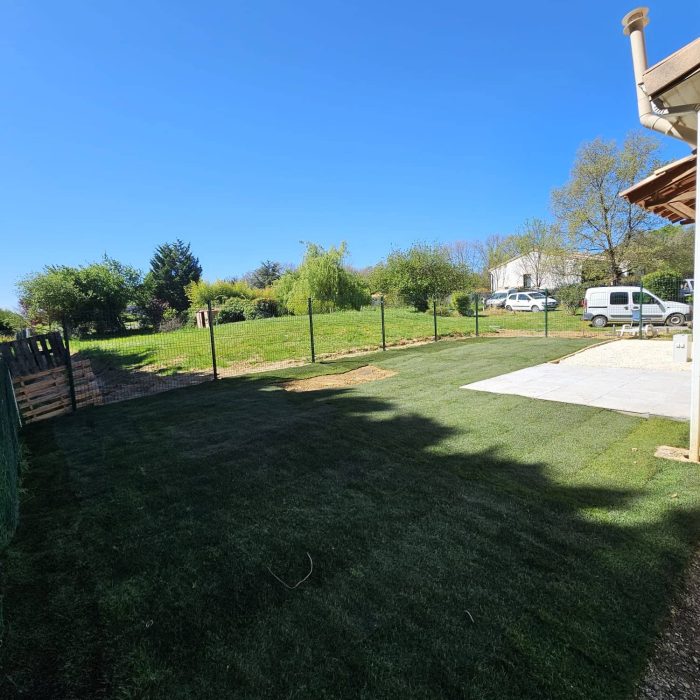 Intervention de L'écureuil du Jardin dans l'entretien et l'aménagement extérieur : nettoyage de façade, pose de clôture, aménagement paysager, élagage, et autres services professionnels pour vos espaces extérieurs à Pibrac.