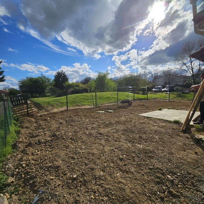 Intervention de L'écureuil du Jardin dans l'entretien et l'aménagement extérieur : nettoyage de façade, pose de clôture, aménagement paysager, élagage, et autres services professionnels pour vos espaces extérieurs à Pibrac.